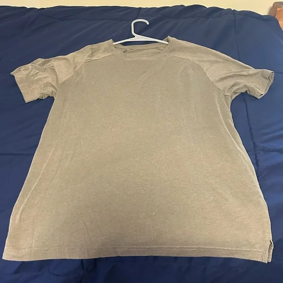 Alo Men’s T Shirt, Medium - Picture 3 of 3